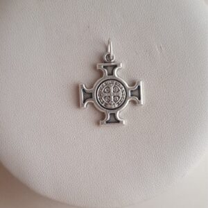 Dije Cruz de San Benito